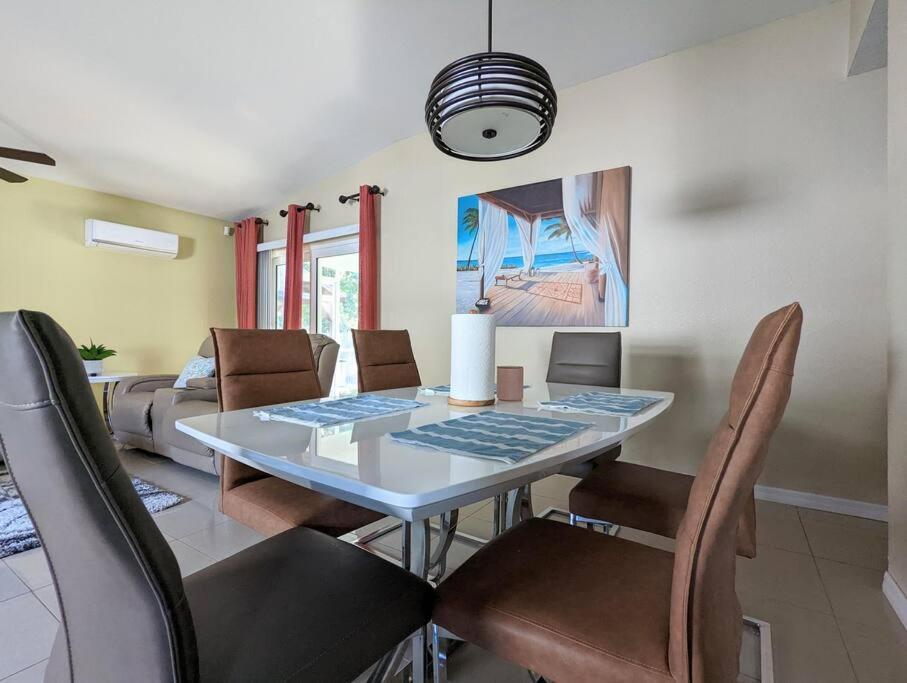 3Bed & 2Bath Property Couple Minutes From Siesta Key Beach & Downtown Sarasota Bagian luar foto