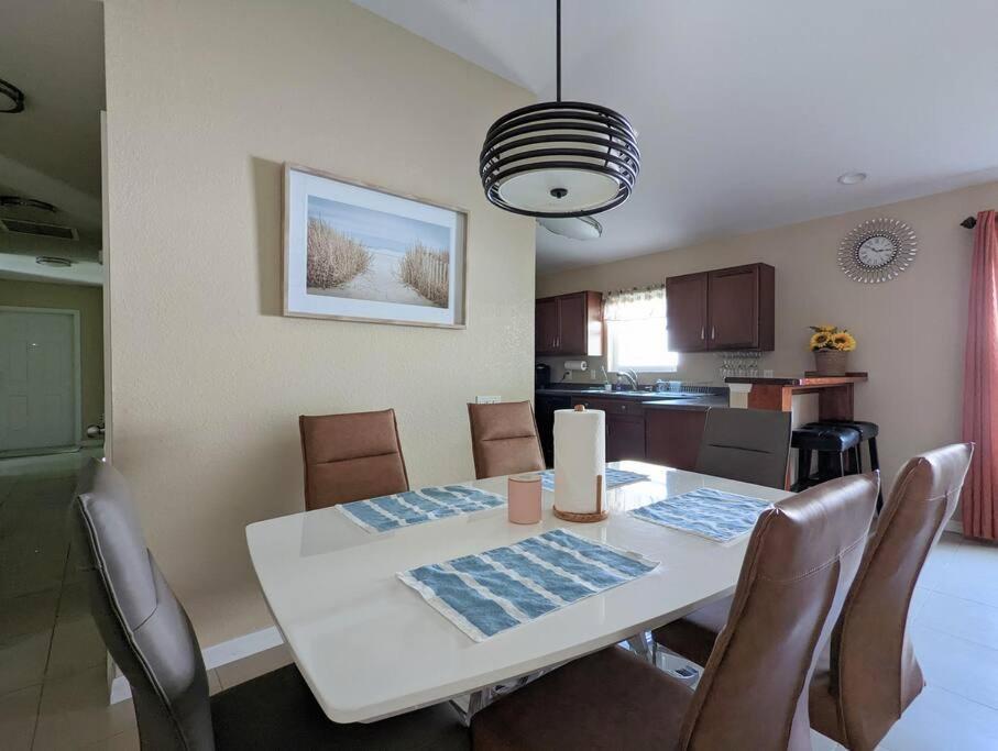 3Bed & 2Bath Property Couple Minutes From Siesta Key Beach & Downtown Sarasota Bagian luar foto