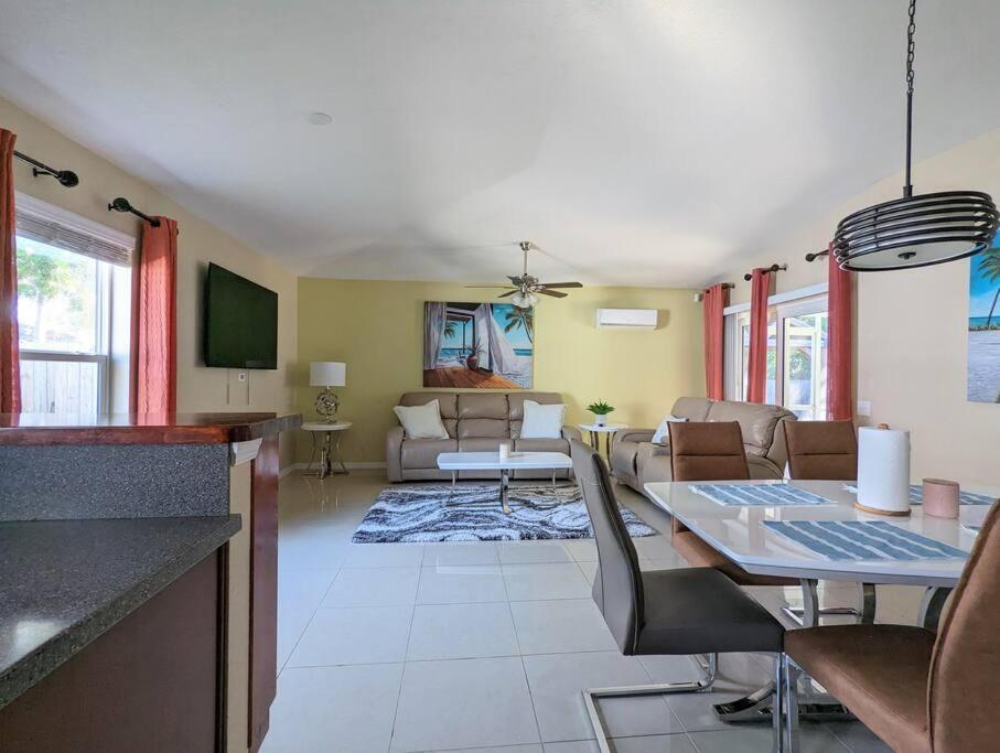 3Bed & 2Bath Property Couple Minutes From Siesta Key Beach & Downtown Sarasota Bagian luar foto