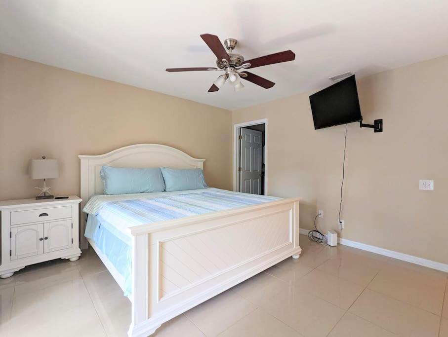 3Bed & 2Bath Property Couple Minutes From Siesta Key Beach & Downtown Sarasota Bagian luar foto