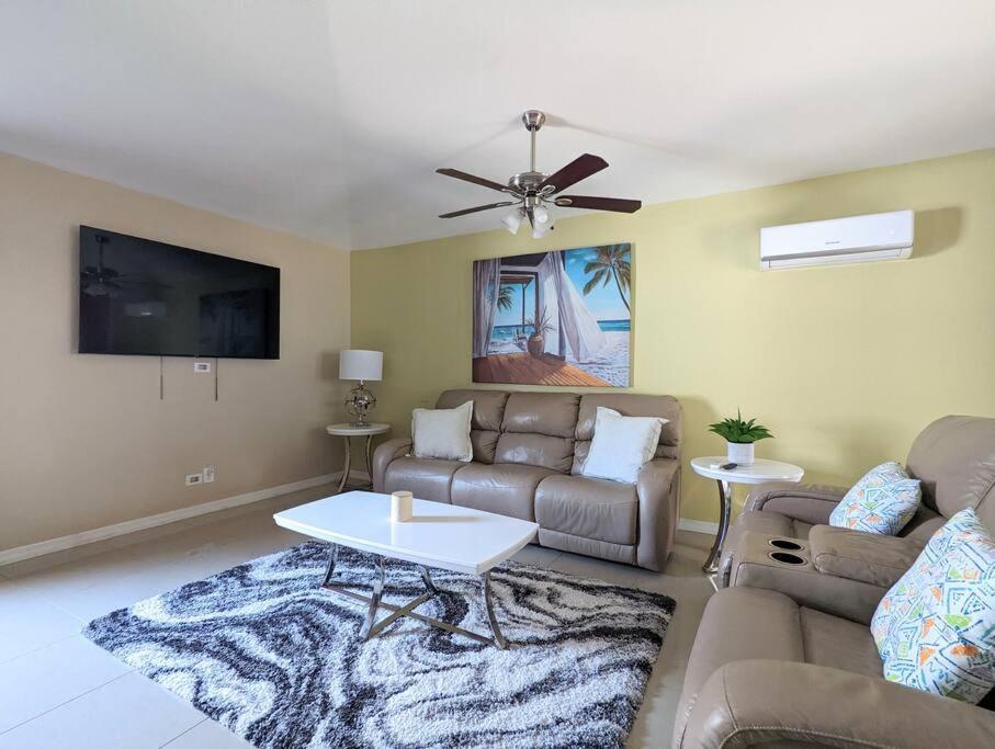 3Bed & 2Bath Property Couple Minutes From Siesta Key Beach & Downtown Sarasota Bagian luar foto